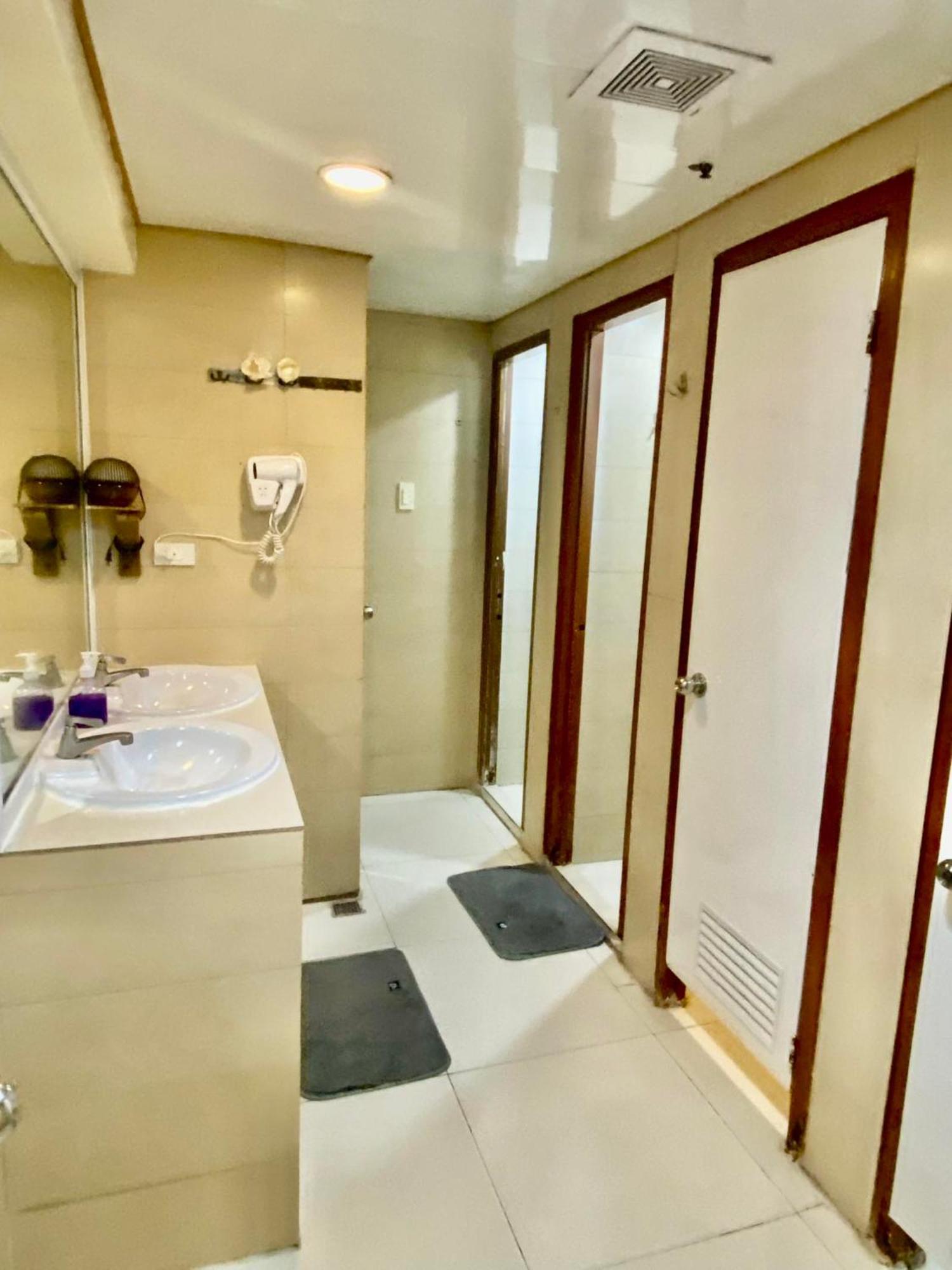 Stone House Hotel Pasay Extérieur photo