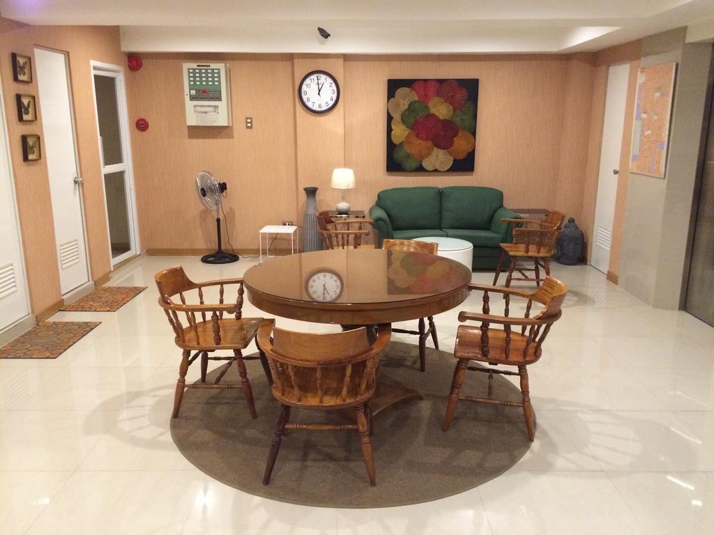 Stone House Hotel Pasay Extérieur photo