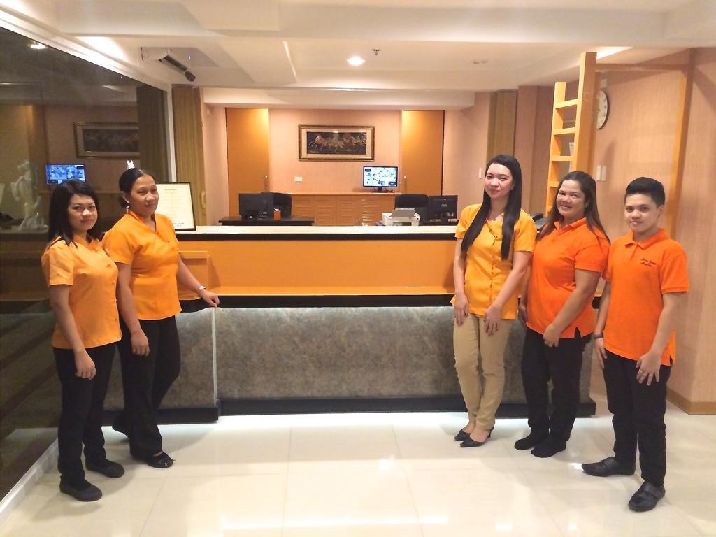 Stone House Hotel Pasay Extérieur photo