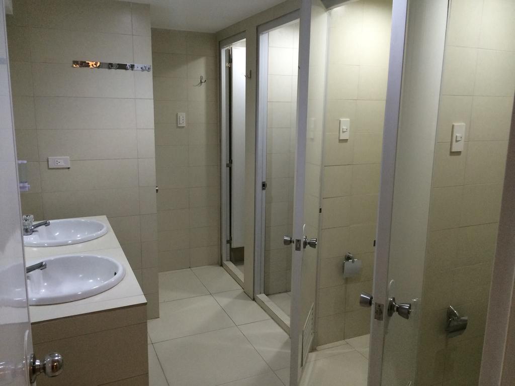 Stone House Hotel Pasay Extérieur photo