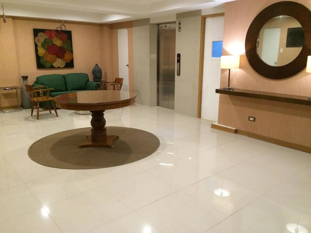 Stone House Hotel Pasay Extérieur photo
