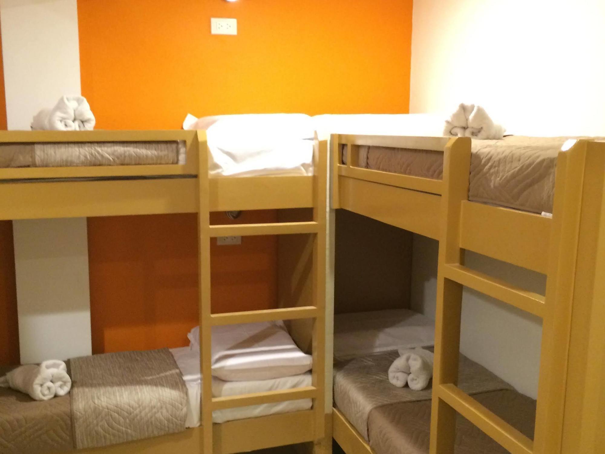 Stone House Hotel Pasay Extérieur photo
