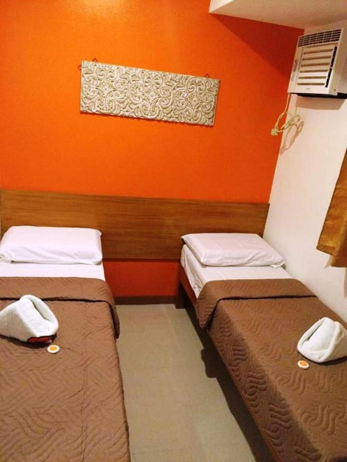 Stone House Hotel Pasay Extérieur photo